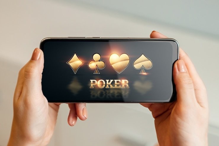 Dealer gebyar4 melempar dadu dalam wadah transparan untuk permainan Koprok yang ditampilkan langsung di layar mobile